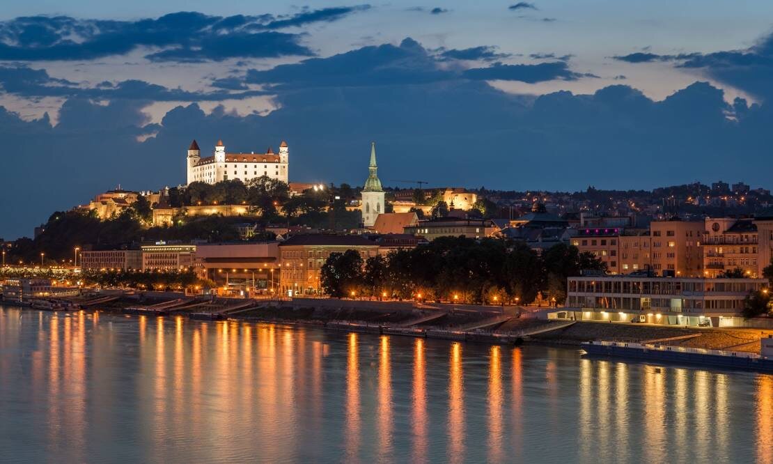Bratislavský hrad nad Dunajom za súmraku